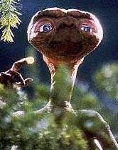 Un E.T. mostrando su temible dedo bioluminiscente en pose amenazante